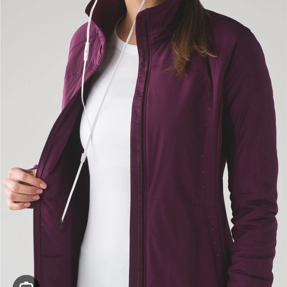 Lululemon Run For Cold Jacket, Size 6, Color Plum - Picture 2 of 12